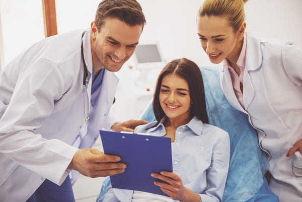 Coberturas básicas en tu seguro de salud Adeslas ¿Cuáles son esas coberturas básicas que se pueden utilizar desde el primer día con Adeslas? Medicina familiar y pediatra. La medicina general, tanto en consulta como a domicilio, la pediatría y puericultura, el servicio de enfermería o el servicio de ambulancias son coberturas básicas que deben estar en todos los seguros médicos y que se pueden usar desde el primer día. El asegurado podrá elegir su médico de cabecera y el pediatra de sus hijos de entre los facultativos disponibles. Visitas médicas especialidades. Con Adeslas puedes tener acceso a un amplio abanico de especialidades desde el primer minuto. Ginecología, Oftalmología, Dermatología, Traumatología, Cardiología y Oncología. Pruebas diagnósticas básicas. Análisis de sangre, radiografías, ecografías o citologías, entre otras, no tienen periodo de carencia y desde el primer día puedes pedir estas pruebas diagnósticas. Visita a urgencias. La Asistencia Sanitaria en casos de urgencia se prestará en los centros de urgencia permanente (24 horas) que se indique en el Cuadro Médico de la Aseguradora. La asistencia será domiciliaria siempre que el estado del enfermo lo requiera. Asistencia sanitaria en el extranjero. Adeslas le proporciona la más amplia cobertura sanitaria en el extranjero. Si a consecuencia de una enfermedad o de un accidente, cubierto por la póliza y sobrevenido durante el viaje, el asegurado necesita asistencia médica, quirúrgica, farmacéutica u hospitalaria, hasta un límite de 12.000 euros/año. De esta manera el asegurador se hará cargo de los gastos y honorarios médicos y quirúrgicos. Además de los gastos farmacéuticos prescritos por un médico y los gastos de hospitalización. Además, la cobertura de Asistencia en viaje incluye servicios como: Gastos odontológicos de urgencia en el viaje al extranjero, Traslado sanitario o repatriación médica, Gastos de regreso por alta hospitalaria, etc… Más ventajas Precisamente el acceso a las coberturas básicas desde el primer día es uno de los principales motivos por los que muchas personas deciden hacerse con un seguro de salud. ¿Por qué? Principalmente por la rapidez en la atención. Se acortan muchísimo los tiempos de los usuarios para ser atendidos, diagnosticados y tratados en comparación con la sanidad pública. Además los centros y hospitales de los seguros médicos ofrecen un horario de atención mucho más amplio y adaptado a las necesidades de los usuarios. Esa flexibilidad también se traduce en que el paciente puede escoger entre los numerosos profesionales de la aseguradora. A ello se une que con un seguro de salud cabe la posibilidad de acudir directamente al especialista. No hay necesidad de pasar por el médico de cabecera. Igual de sencillo resulta pedir una segunda opinión médica, una de las opciones más apreciadas por los usuarios. Ante cualquier enfermedad o problema de salud, el asegurado sabe que su caso puede ser estudiado por más de un profesional. A ello se une que con el resto de coberturas, Adeslas tiene unos periodos de carencia menos exigentes que el resto de compañías del mercado. Además su cartera de servicios es muy amplia y ofrece tratamientos especiales y coberturas especiales como psicoterapia o podología.